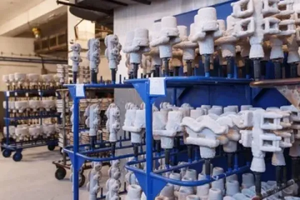 Trempage des modèles en cire dans un mélange céramique et du sable